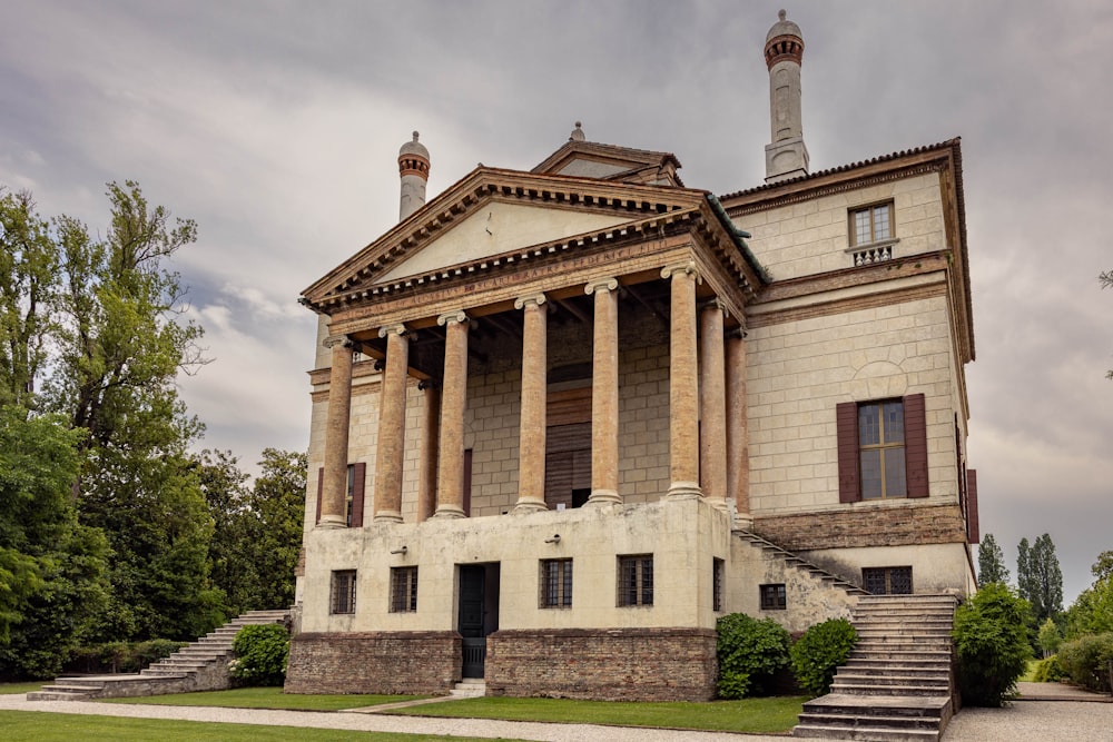 a very large building with columns and pillars