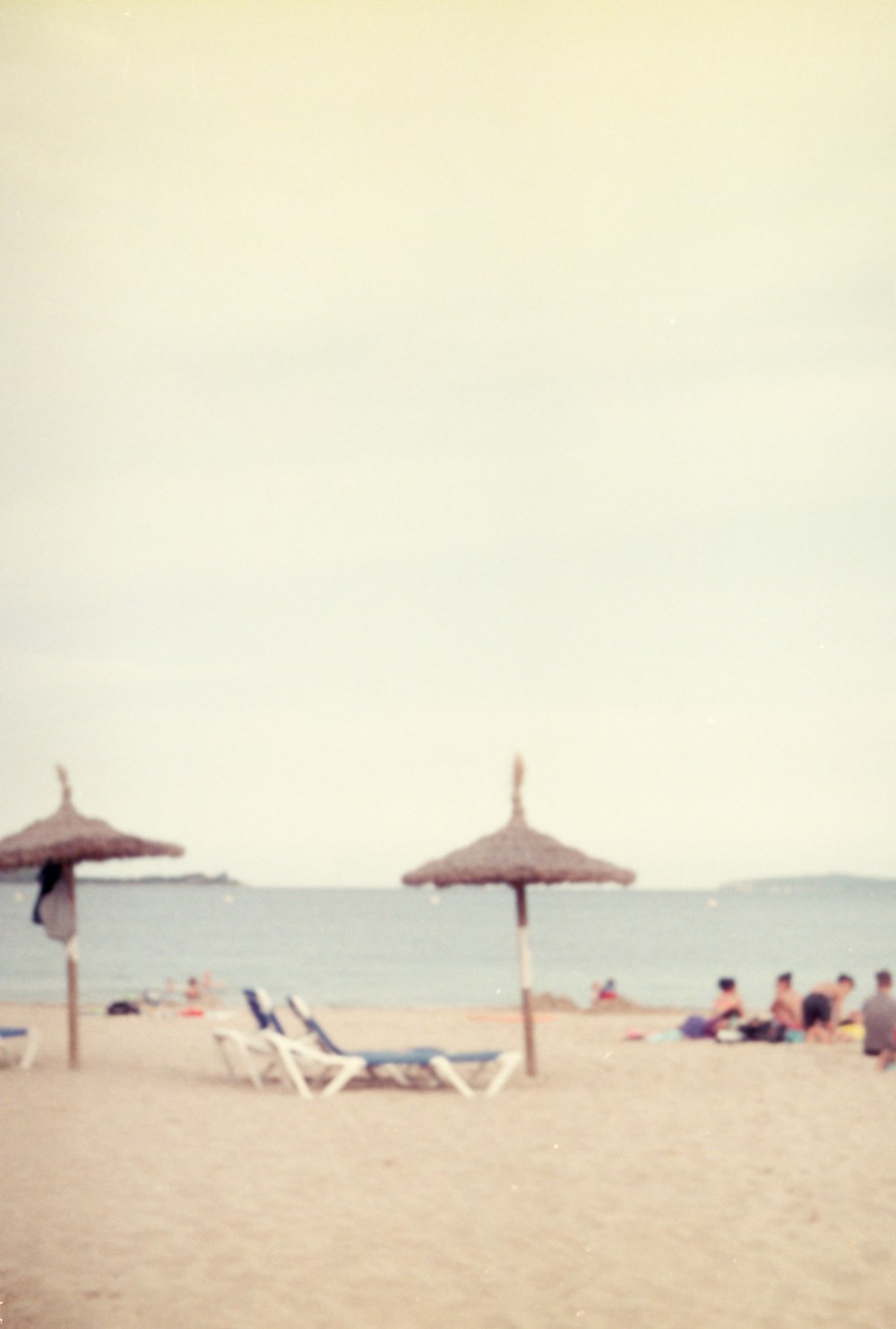 un groupe de personnes assises au sommet d’une plage de sable