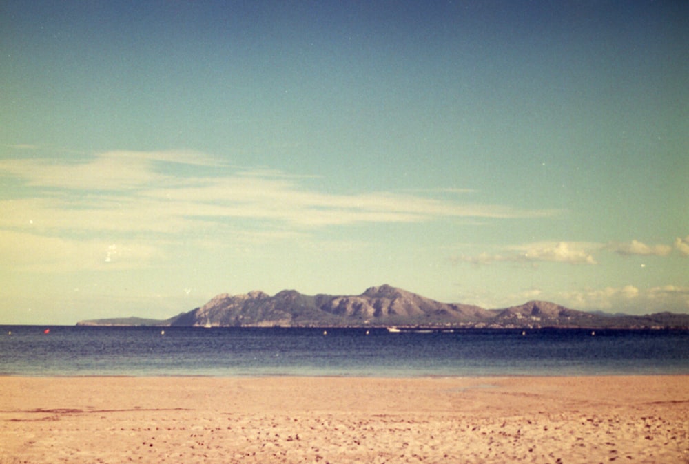 une vue sur une plage avec des montagnes au loin