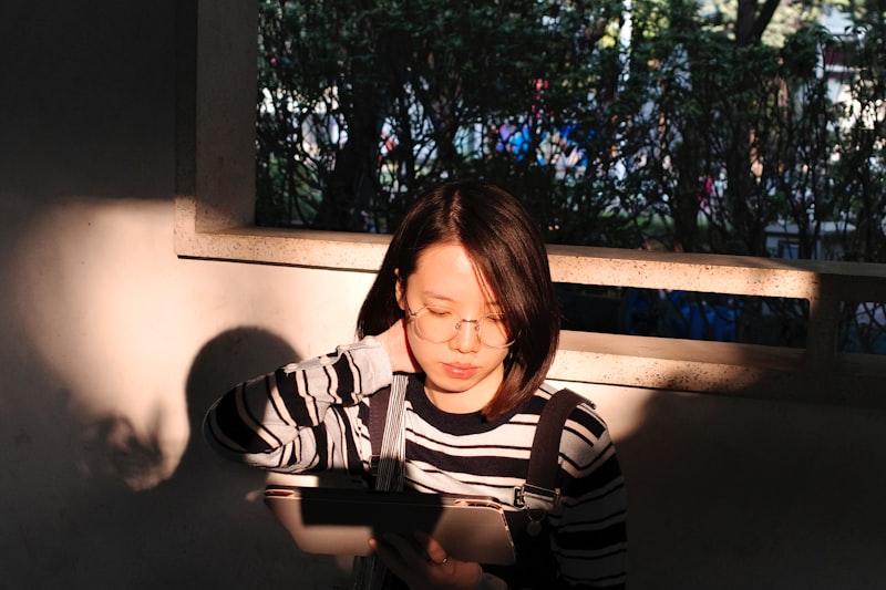 AI時代にタブレットで学習する子どもと見守る親