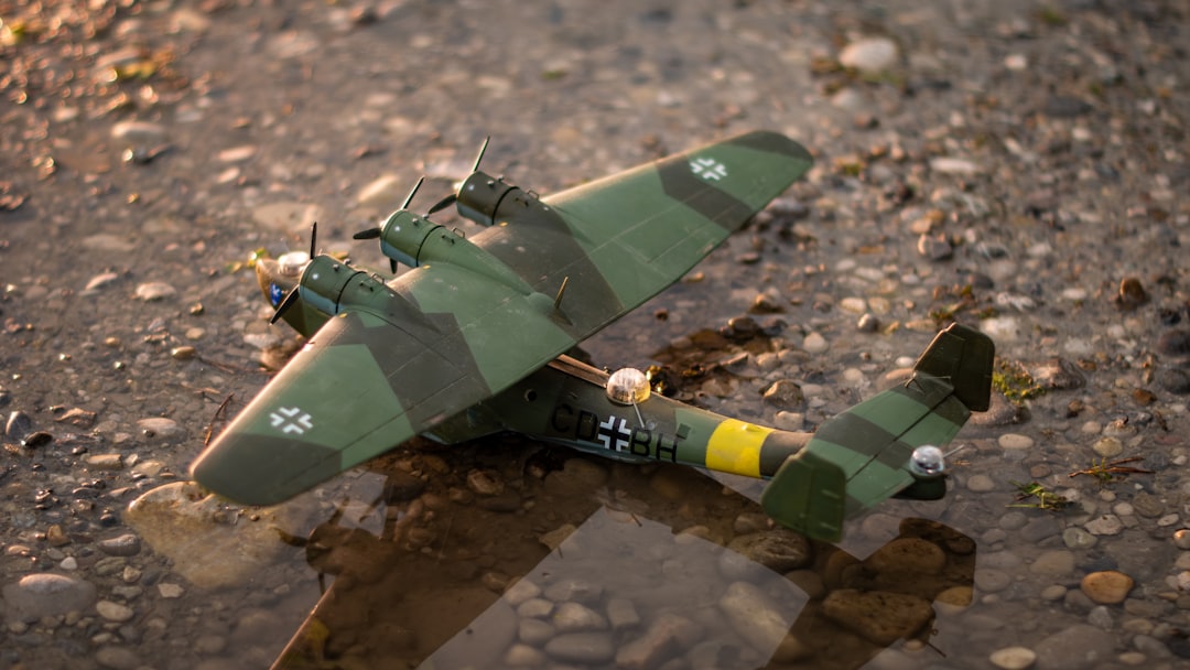 a toy airplane sitting on top of a puddle of water, Mein Modell eines Dornier Do 24 Flugboots im Maßstab 1:72 in einer P