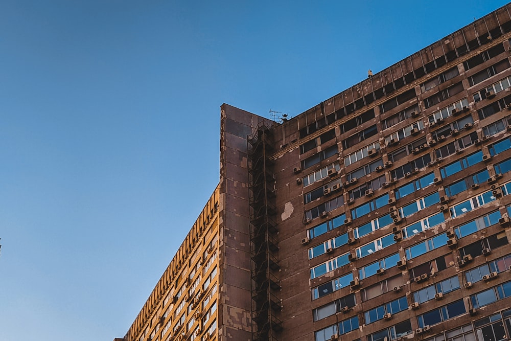 um edifício alto com muitas janelas ao lado de uma torre do relógio