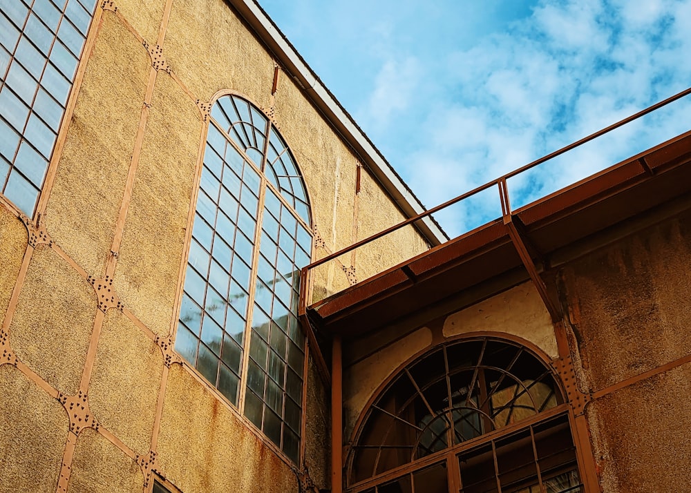 un grand bâtiment avec une horloge sur le côté