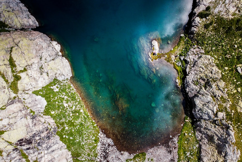 Una veduta aerea di uno specchio d'acqua circondato da rocce