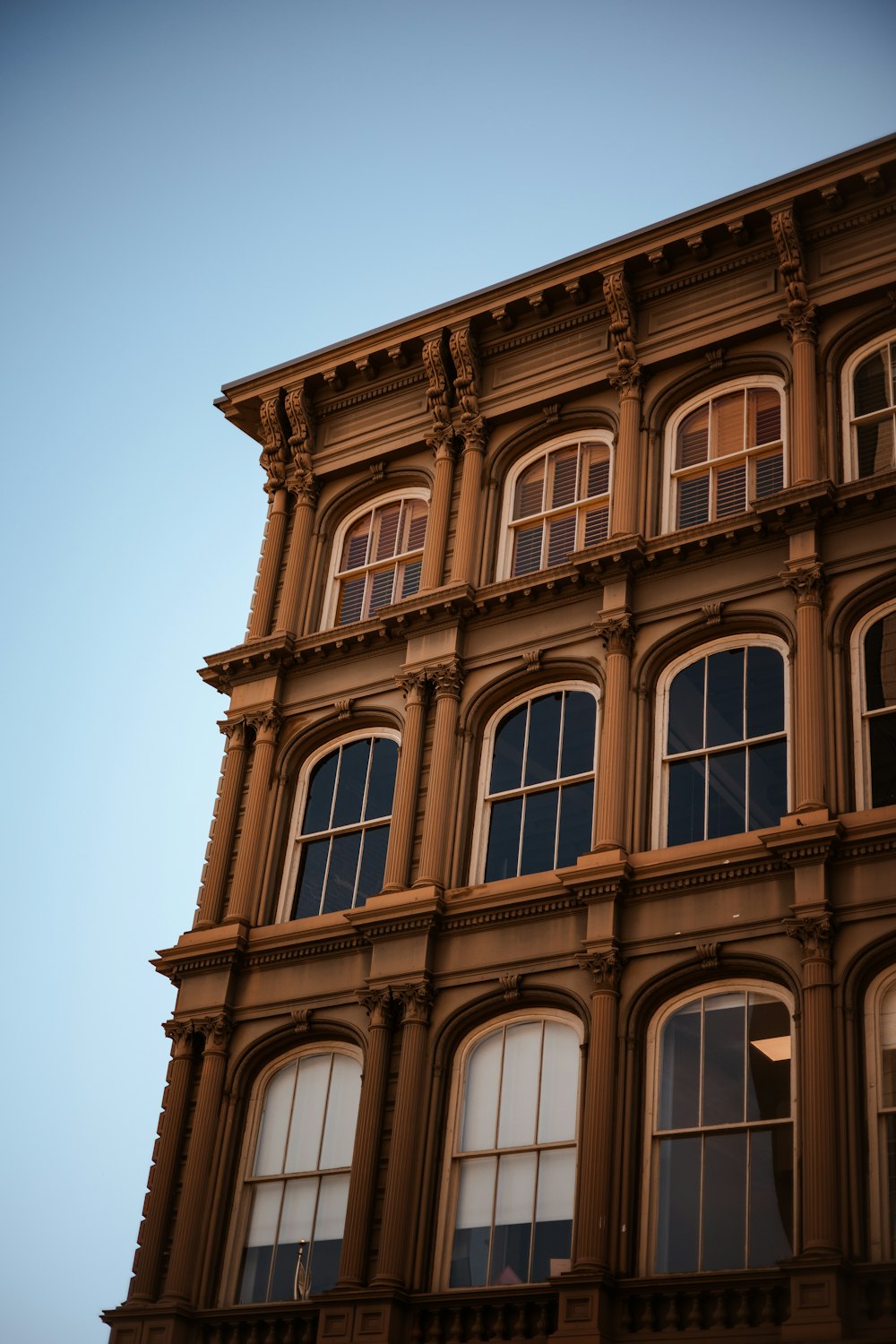 un bâtiment avec de nombreuses fenêtres et une horloge sur le côté