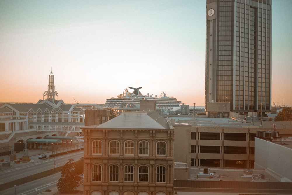 Blick auf eine Stadt mit einem Kreuzfahrtschiff im Hintergrund