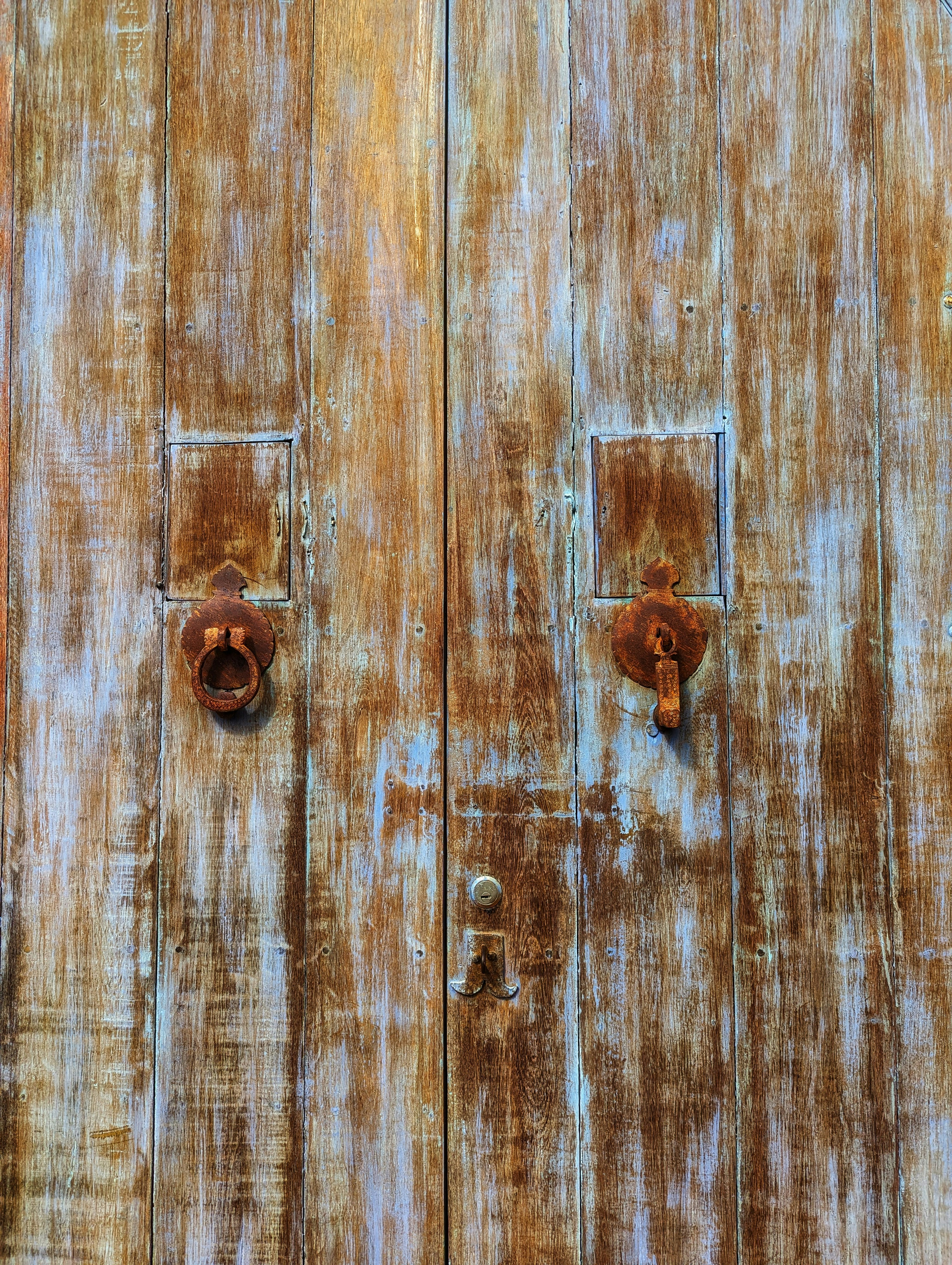 Close-up pintu kayu dengan dua kunci
