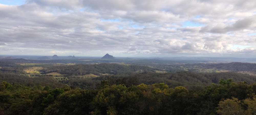 Una vista panorámica de un valle y montañas