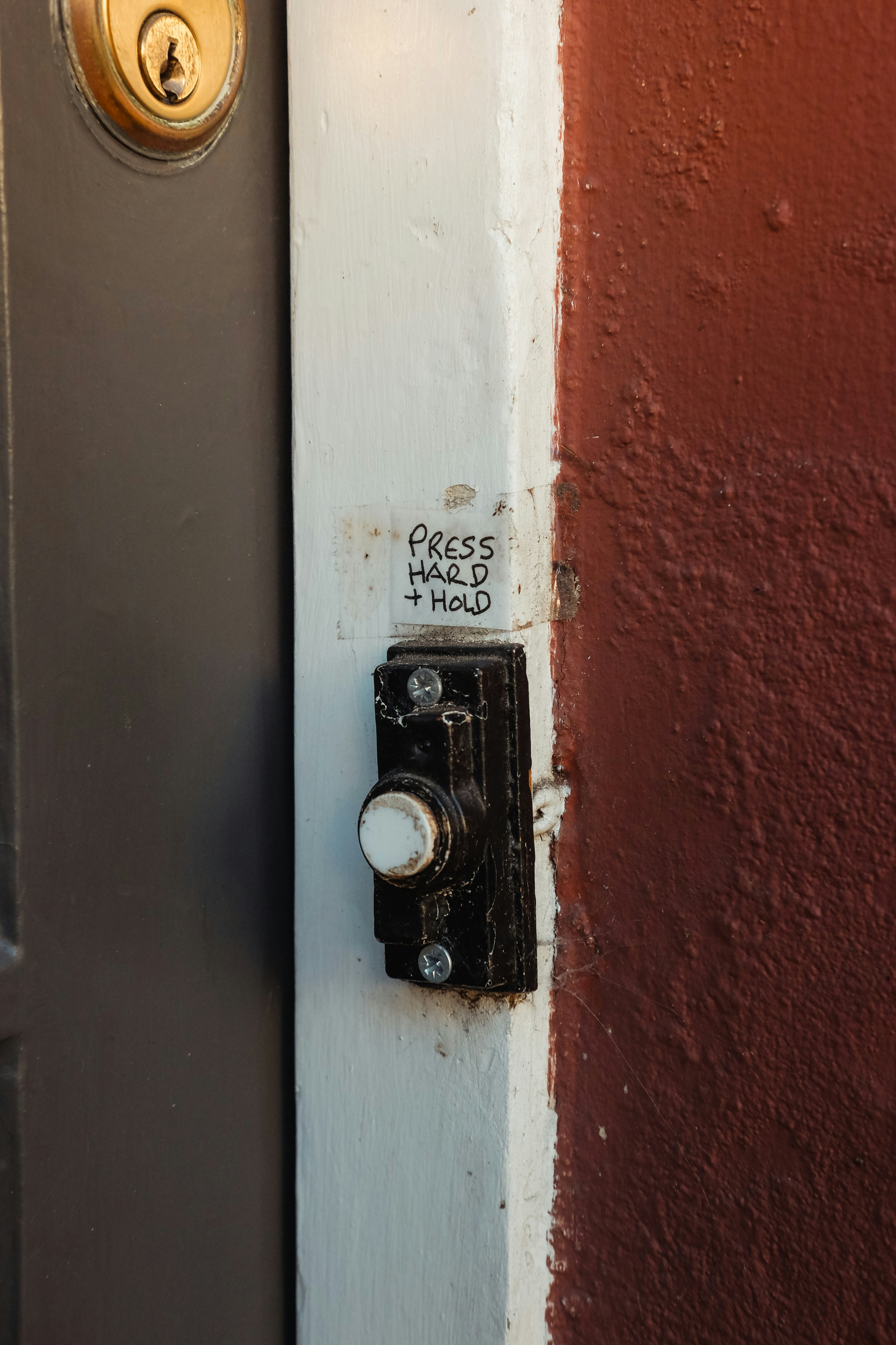 un primo piano di una maniglia di una porta su una porta