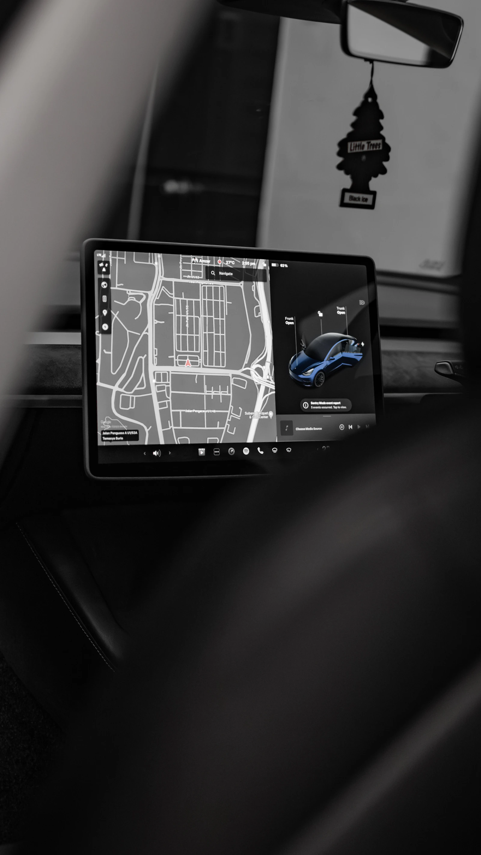 Vehicle navigation display showing an in-car digital map and electronic interface