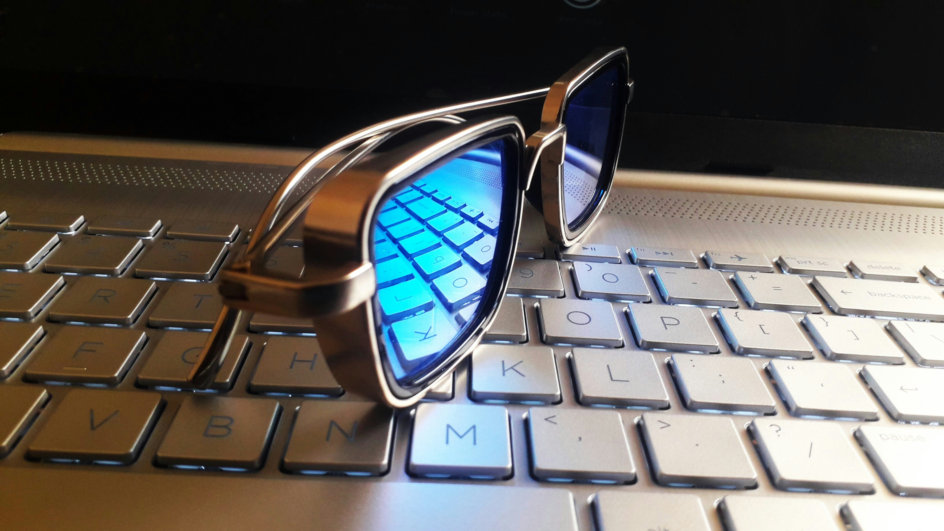 Exploring the World of Eyewear: Goggles, Sunglasses, and Laptop Glasses for Men