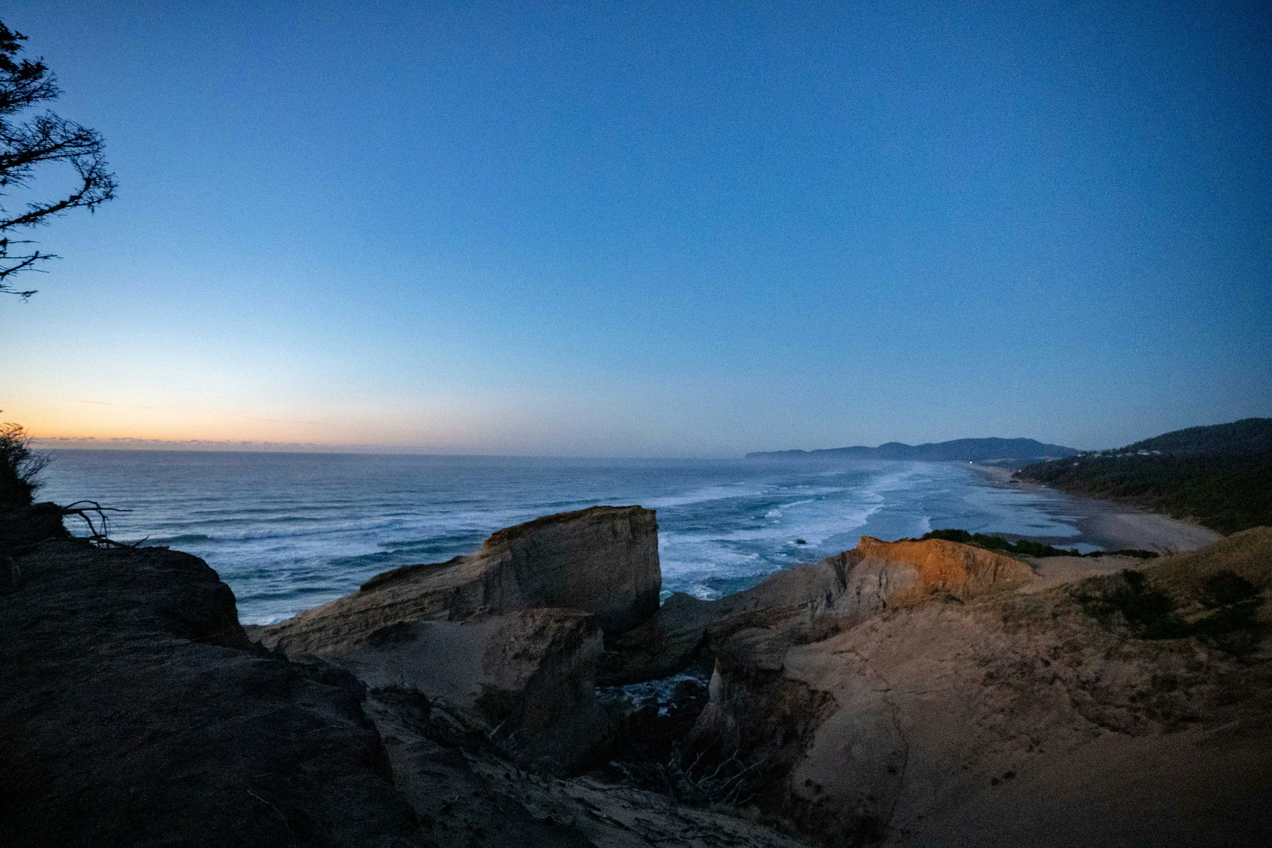 une vue sur l’océan depuis une falaise