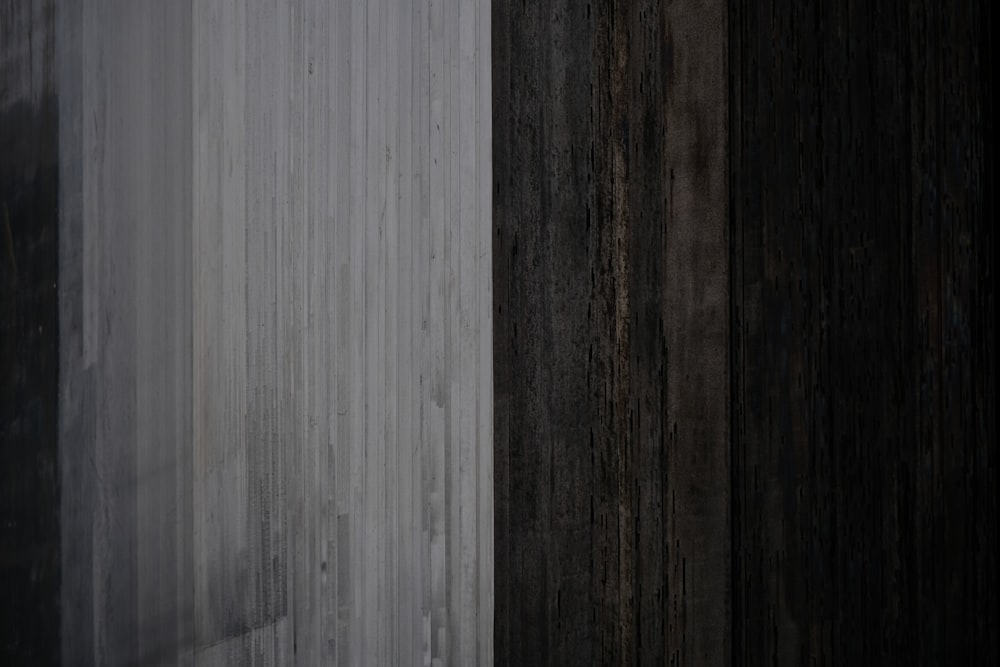 uma foto em preto e branco de uma parede de madeira