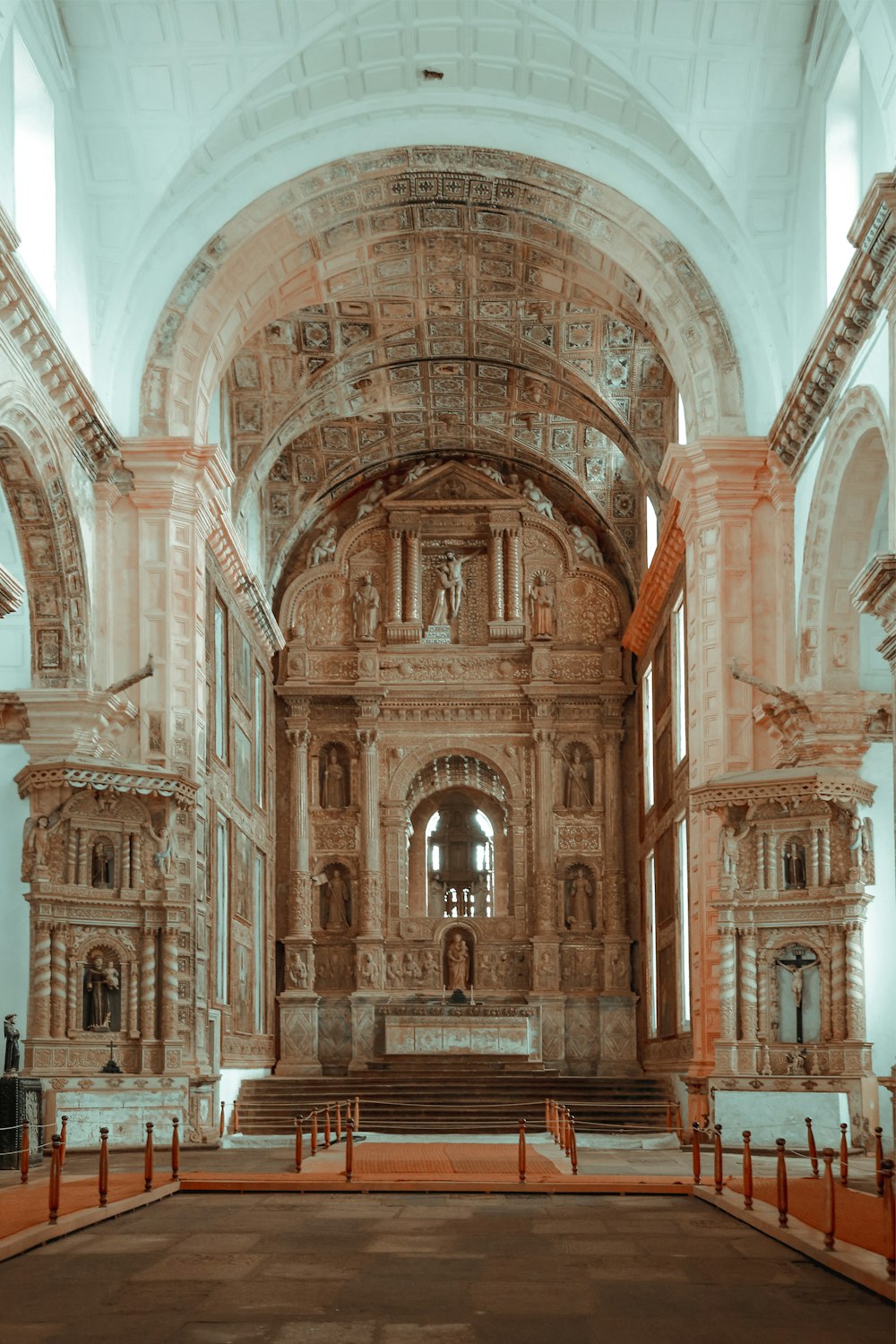 una antigua iglesia con un gran altar de piedra