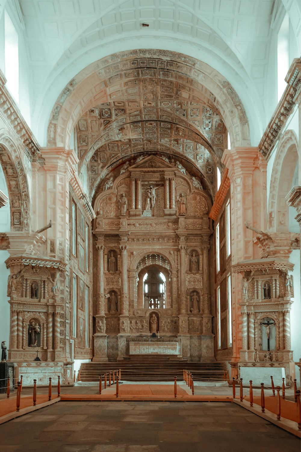 eine alte Kirche mit einem großen steinernen Altar