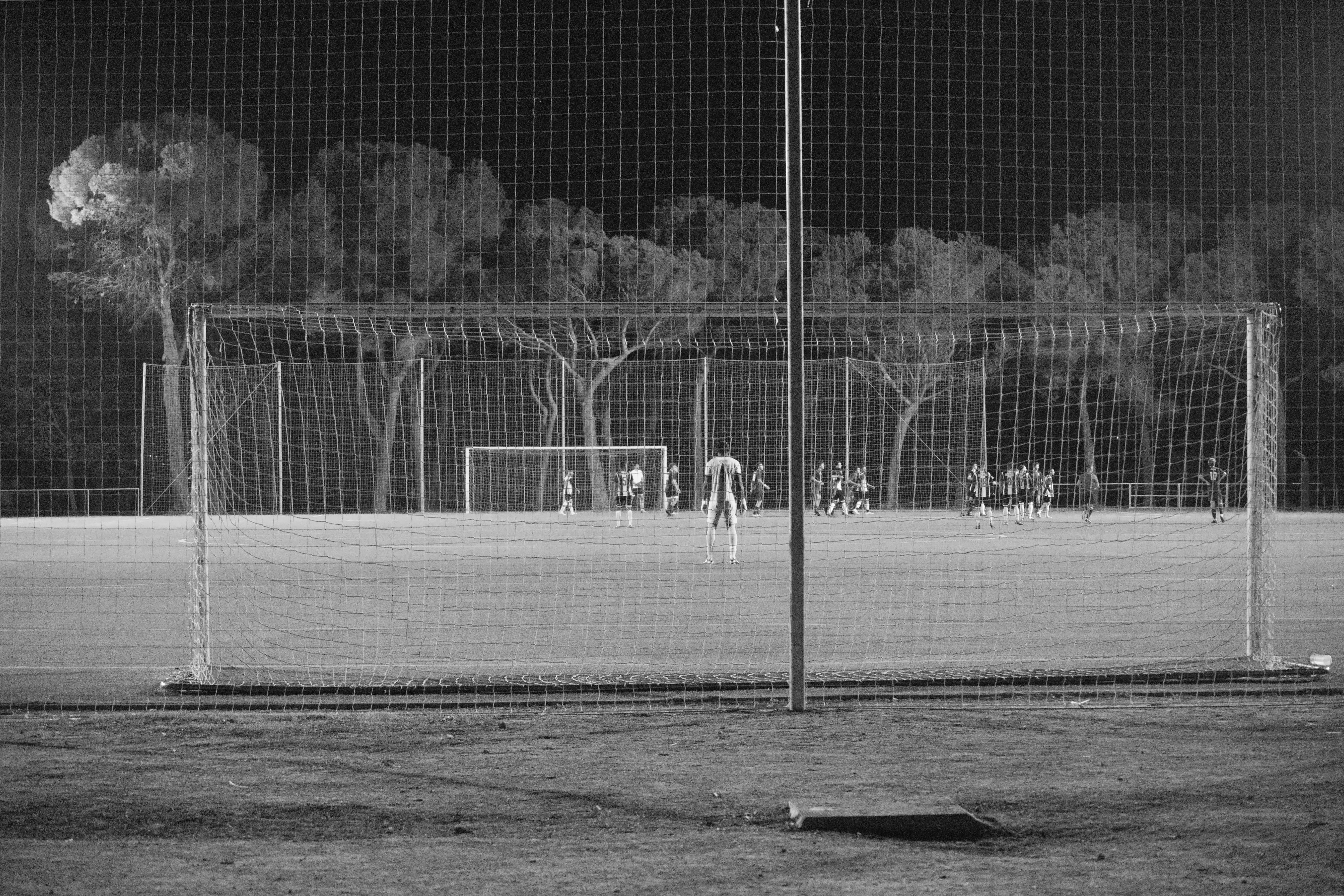 Partido de fútbol nocturno