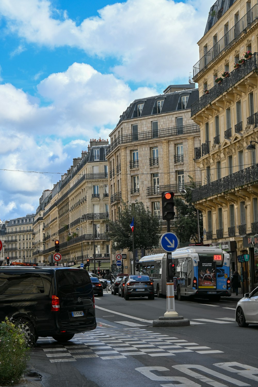 eine belebte Stadtstraße mit Autos und Bussen