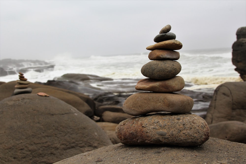 un mucchio di rocce seduto in cima a una spiaggia