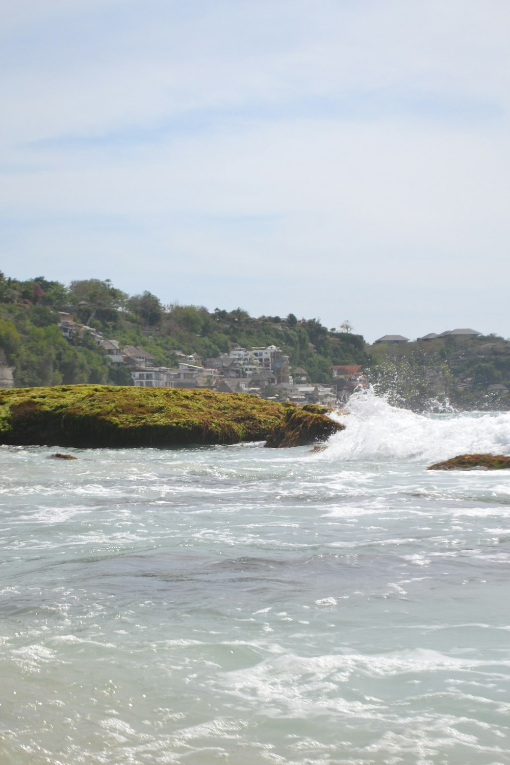 une grande étendue d’eau avec des vagues qui arrivent sur le rivage