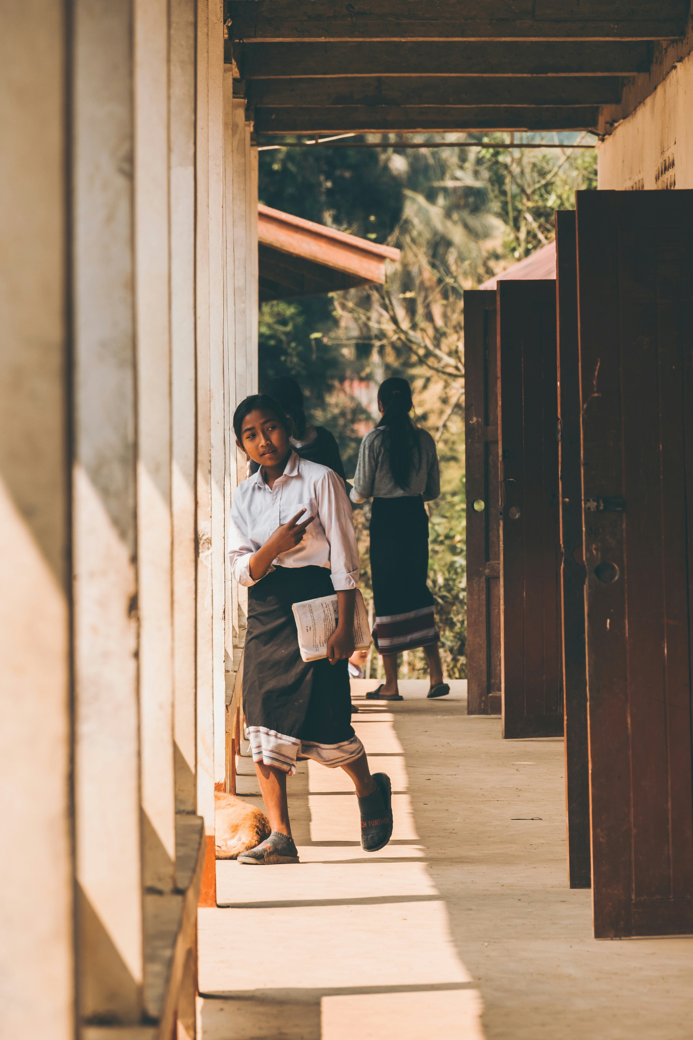 Eine Frau steht auf einer Veranda neben einem Gebäude