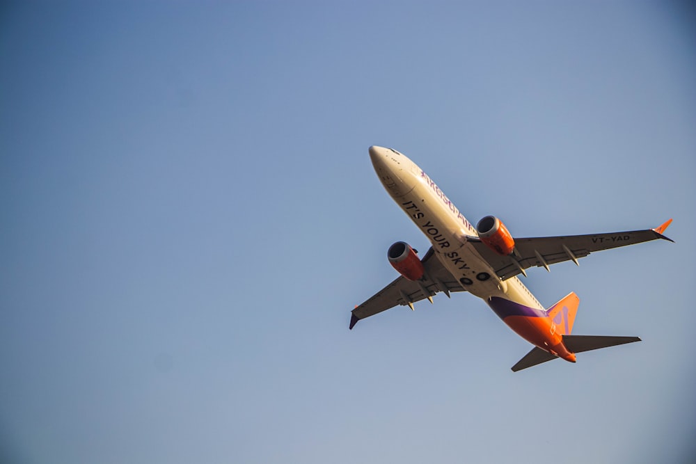 青空を飛ぶ大型ジェット旅客機