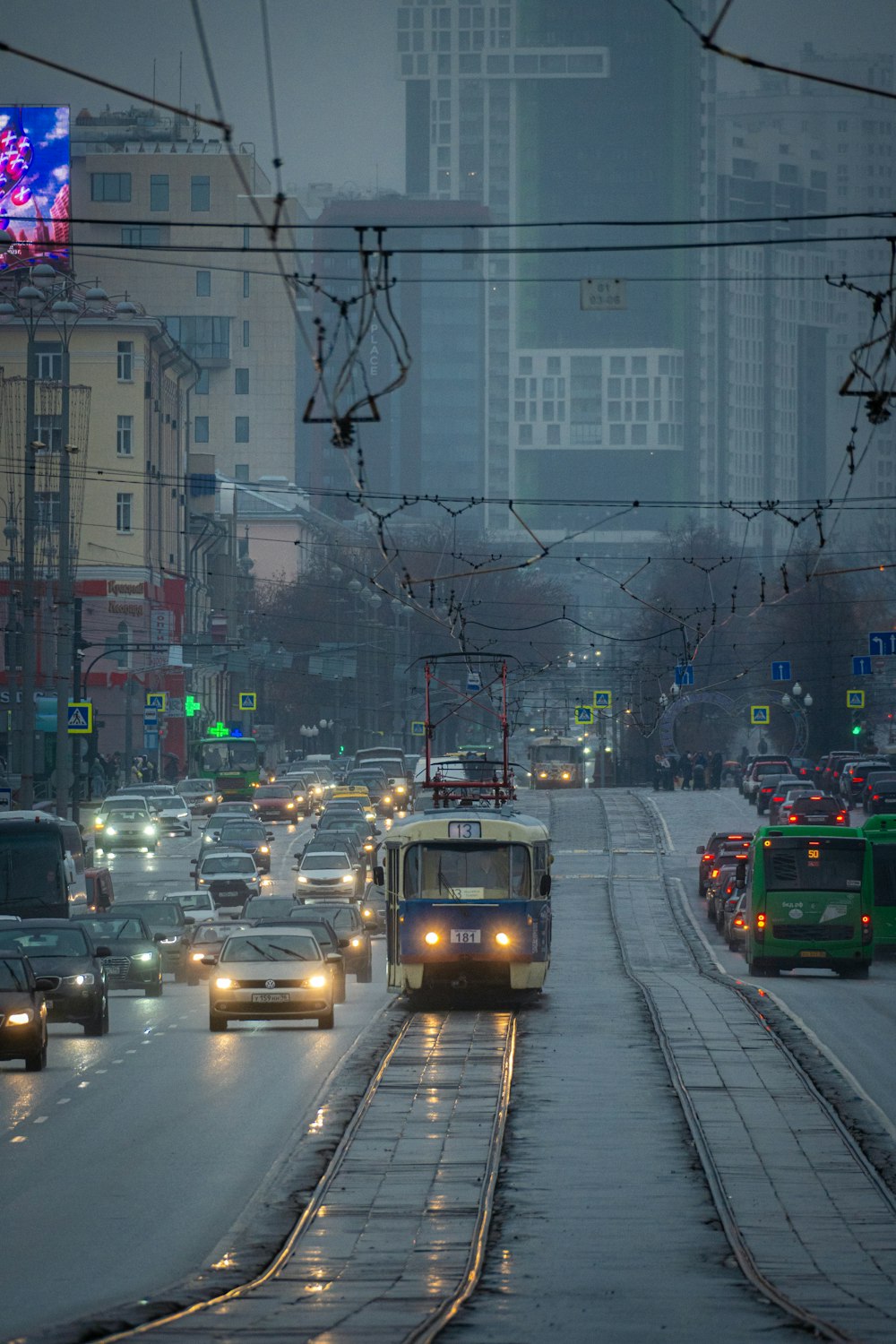 Eine Stadtstraße mit viel Verkehr