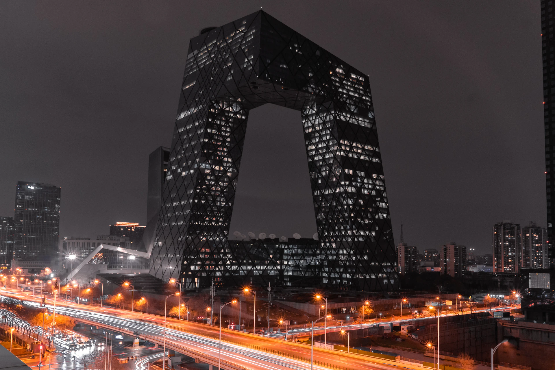 a very tall building in the middle of a city