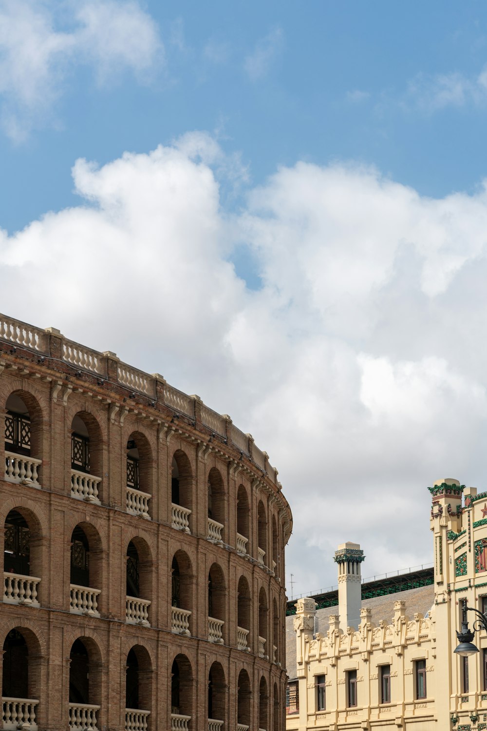 un grand bâtiment brun avec une horloge sur le côté