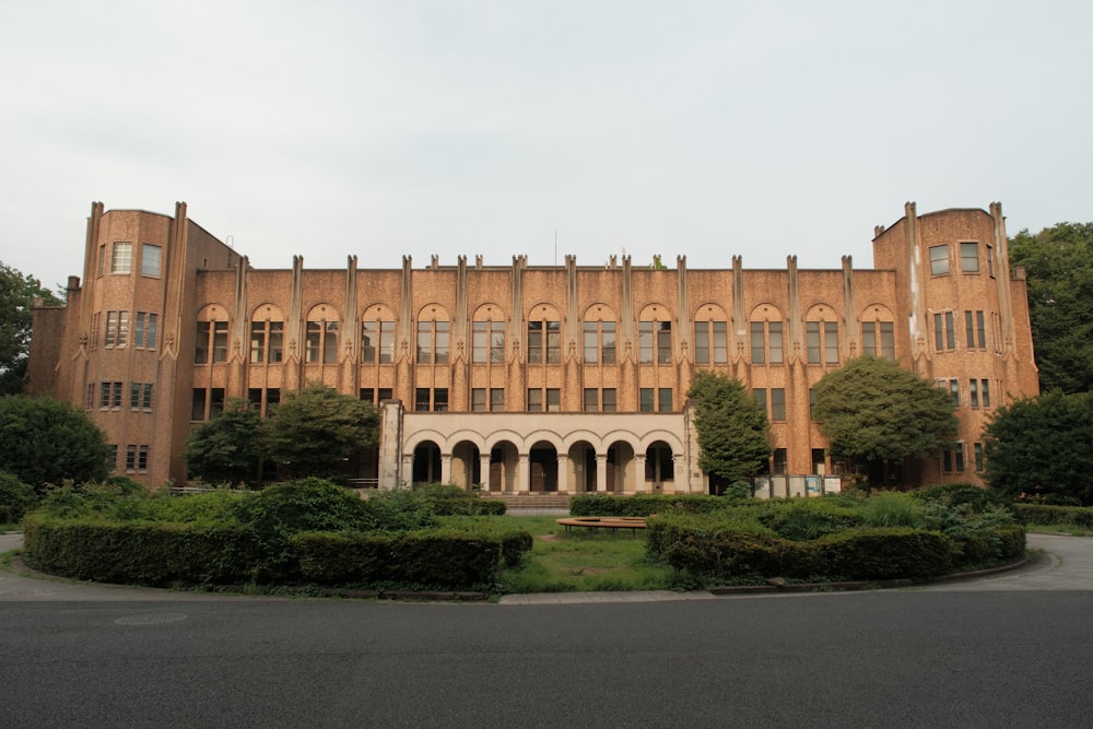 Un grand bâtiment avec beaucoup de fenêtres