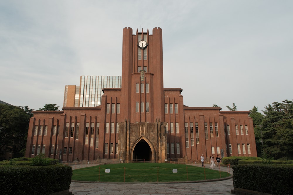 un grand bâtiment avec une horloge à l’avant