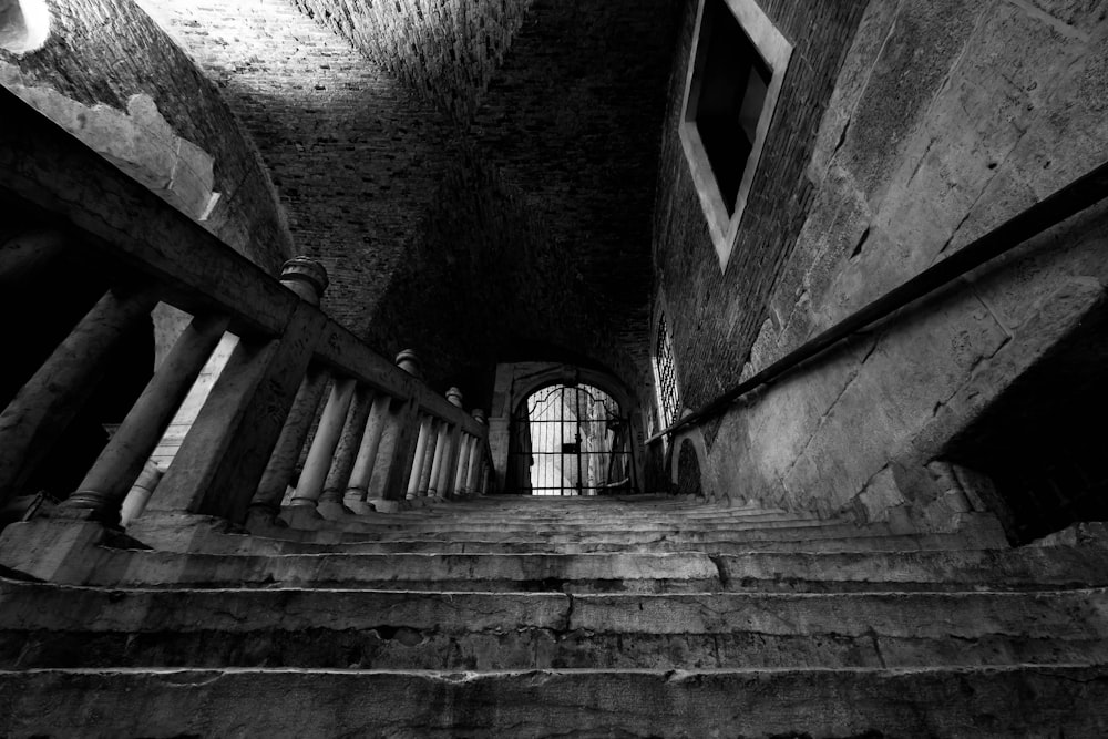 una foto in bianco e nero di alcune scale