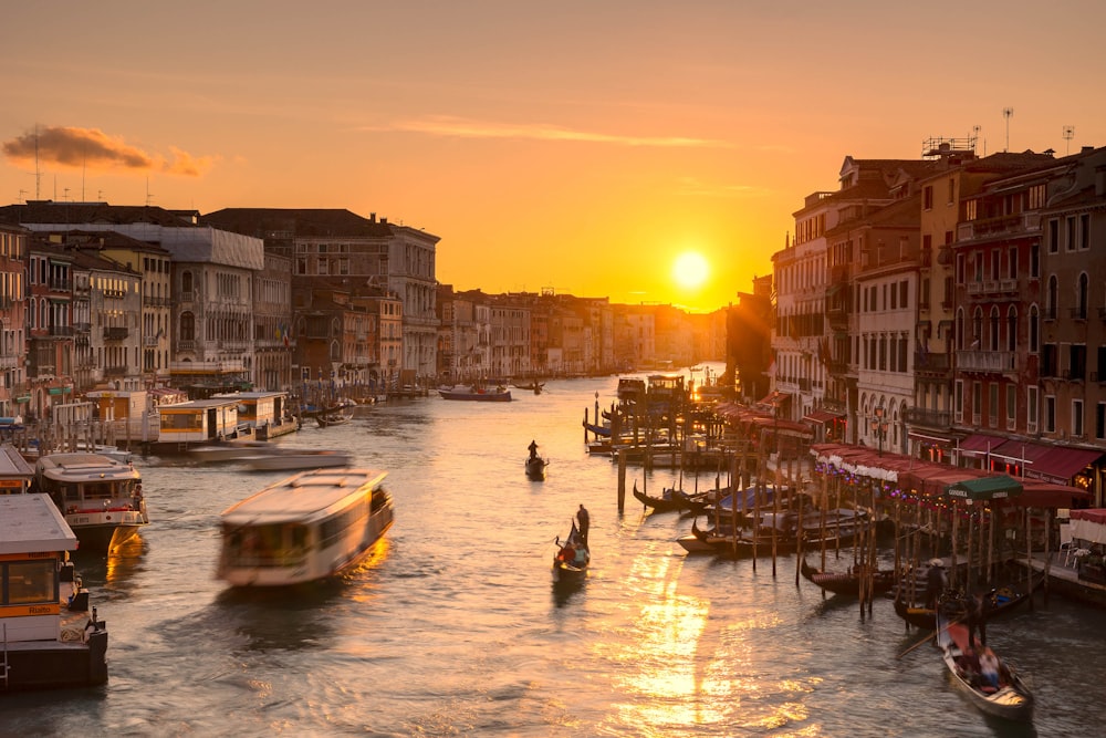 Il sole sta tramontando sull'acqua in città