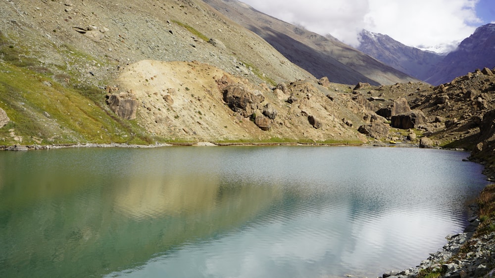 un grand plan d’eau entouré de montagnes