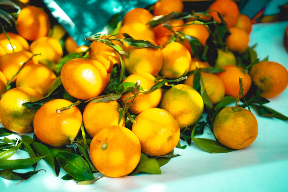 テーブルの上に山盛りのオレンジが置かれている
