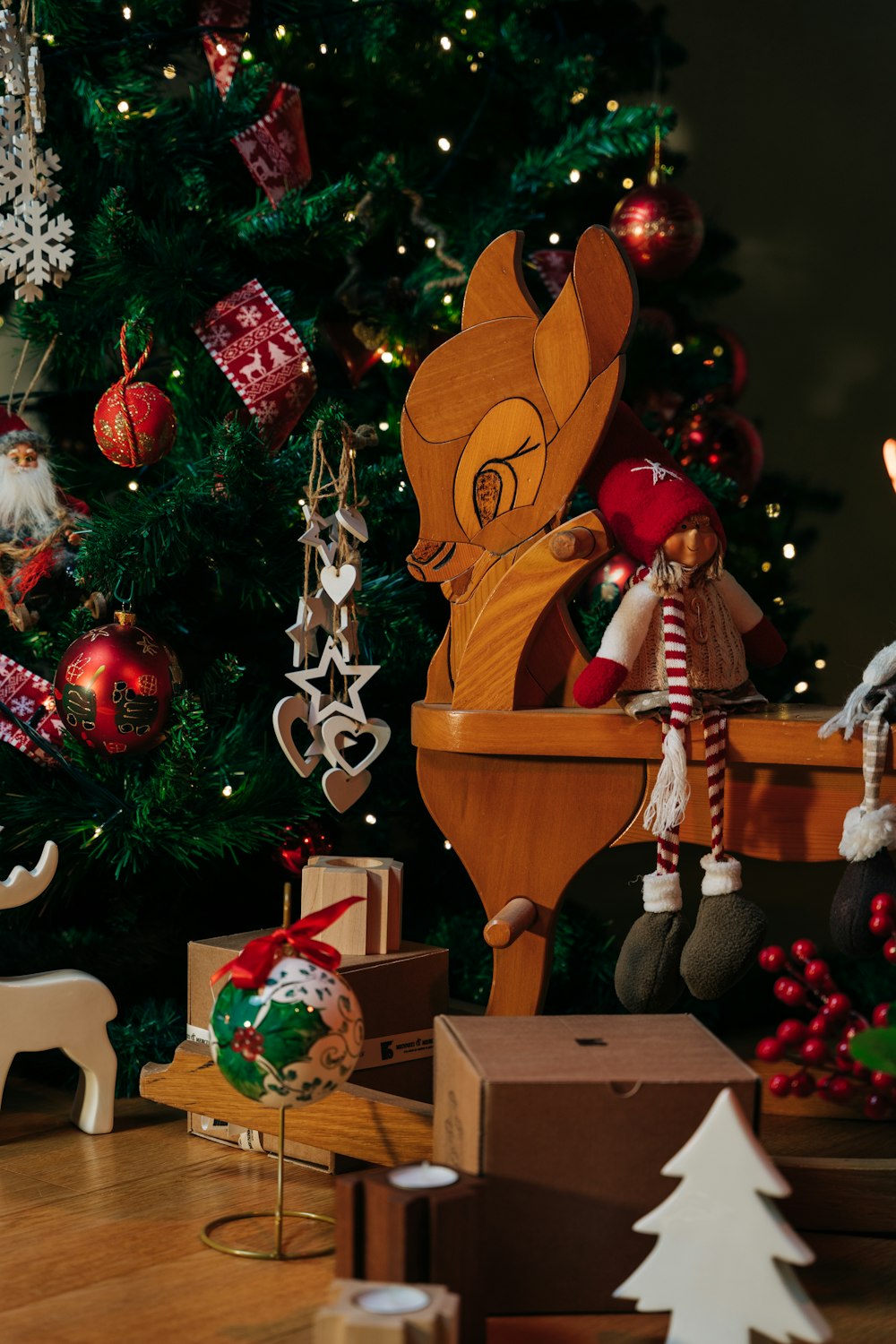 장식품과 장식품으로 장식된 크리스마스 트리