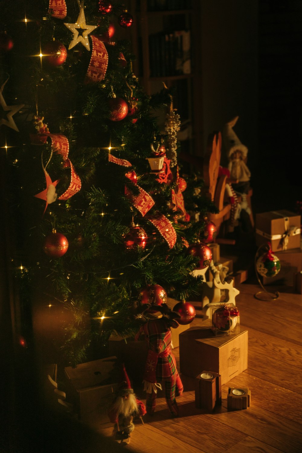 un sapin de Noël avec des cadeaux en dessous