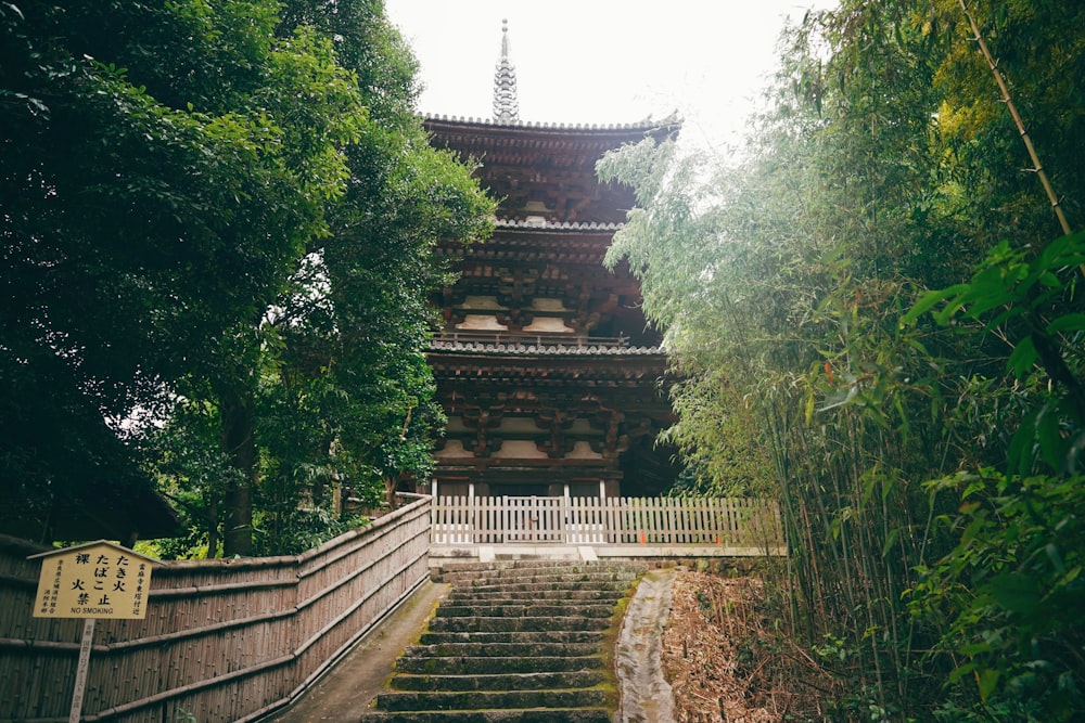 un alto edificio seduto nel mezzo di una foresta