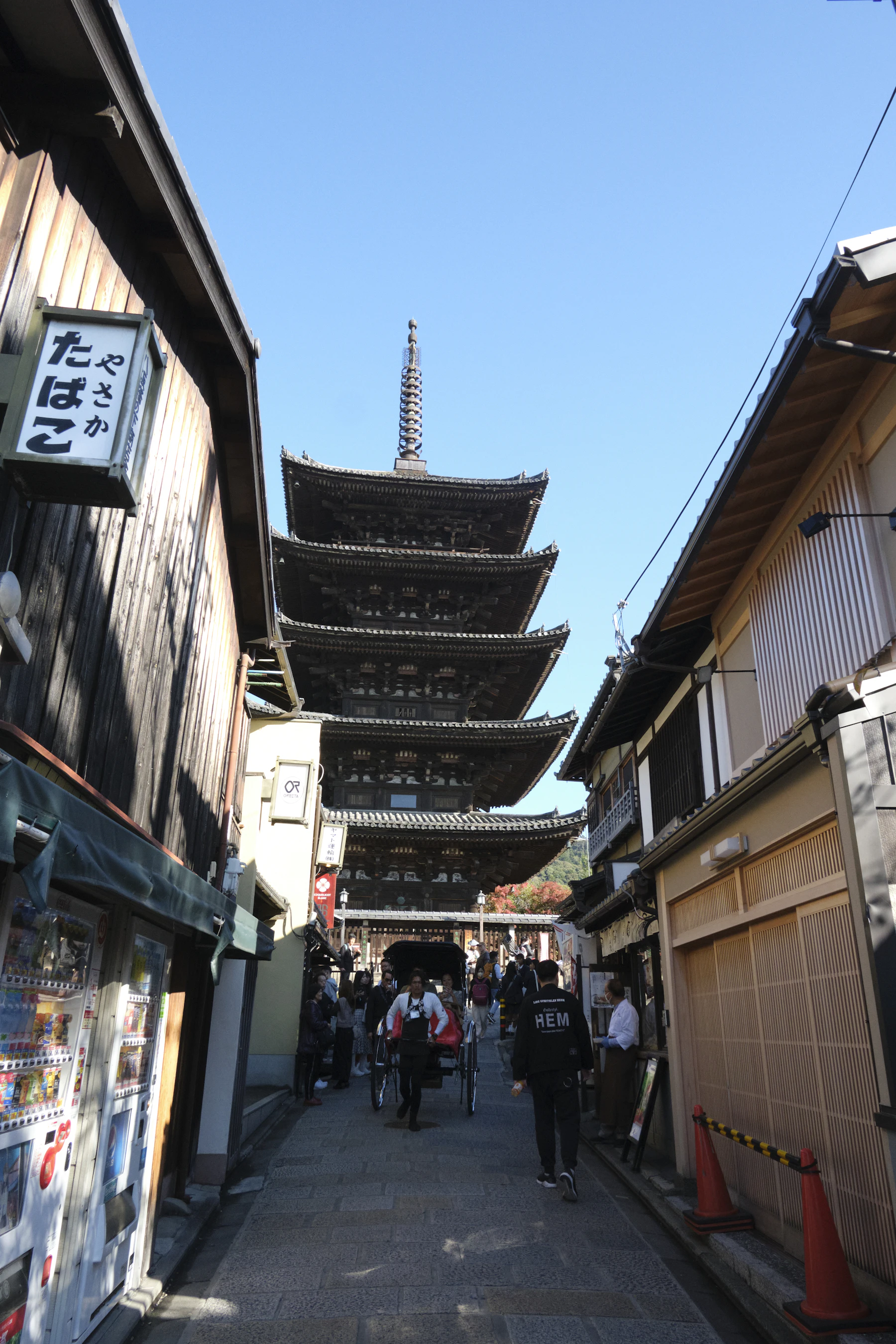 Fünfstöckige Yasaka-Pagode zwischen traditionellen Holzhäusern in Kyoto