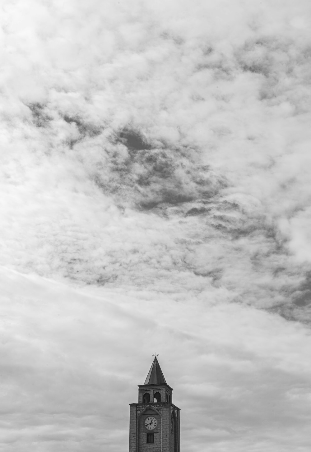 Una foto en blanco y negro de una torre del reloj