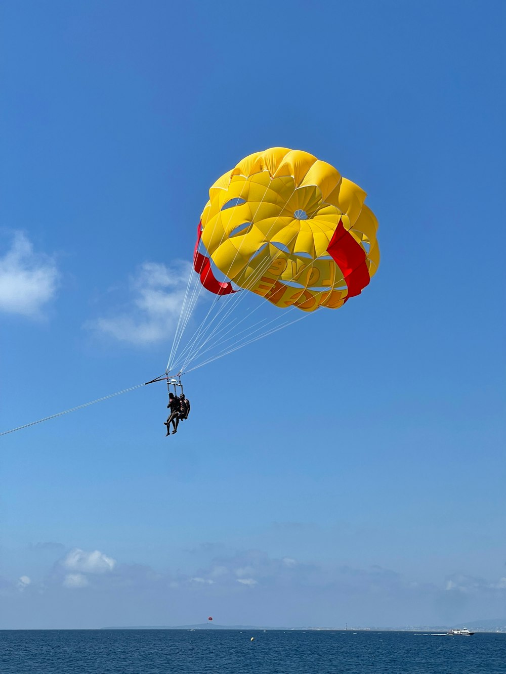 a person is parasailing over the ocean on a sunny day