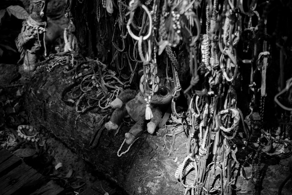 une photo en noir et blanc d’un tas de cordes