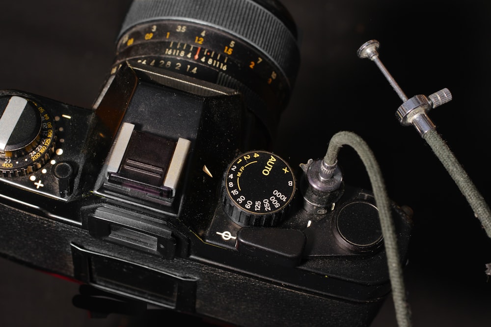 um close up de uma câmera antiquada