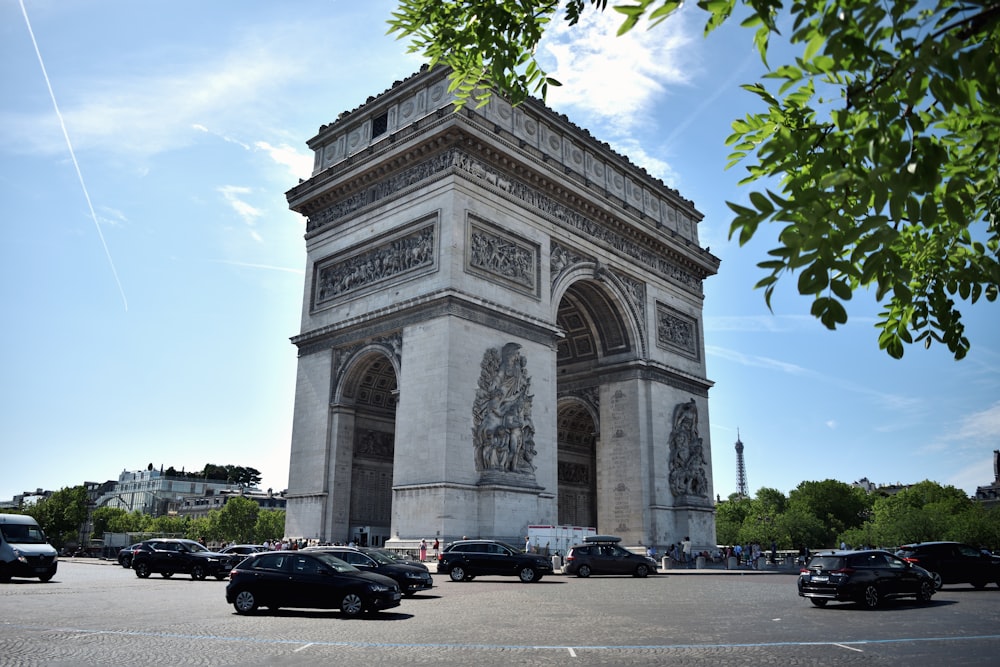 un groupe de voitures garées devant un grand immeuble