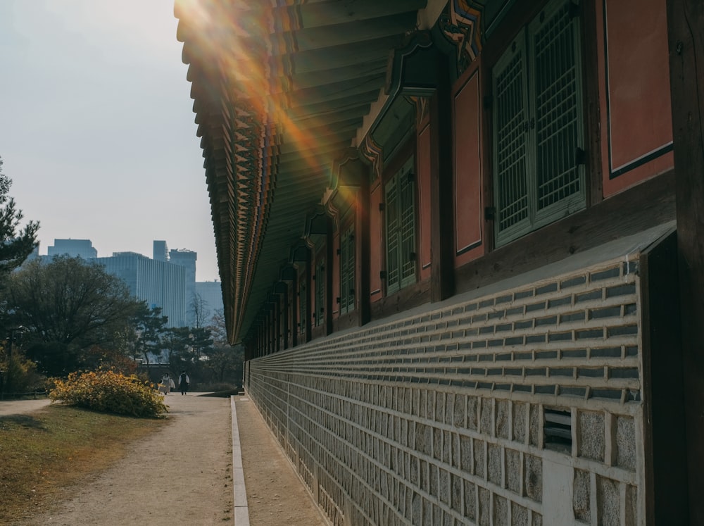 le soleil brille sur le côté d’un bâtiment