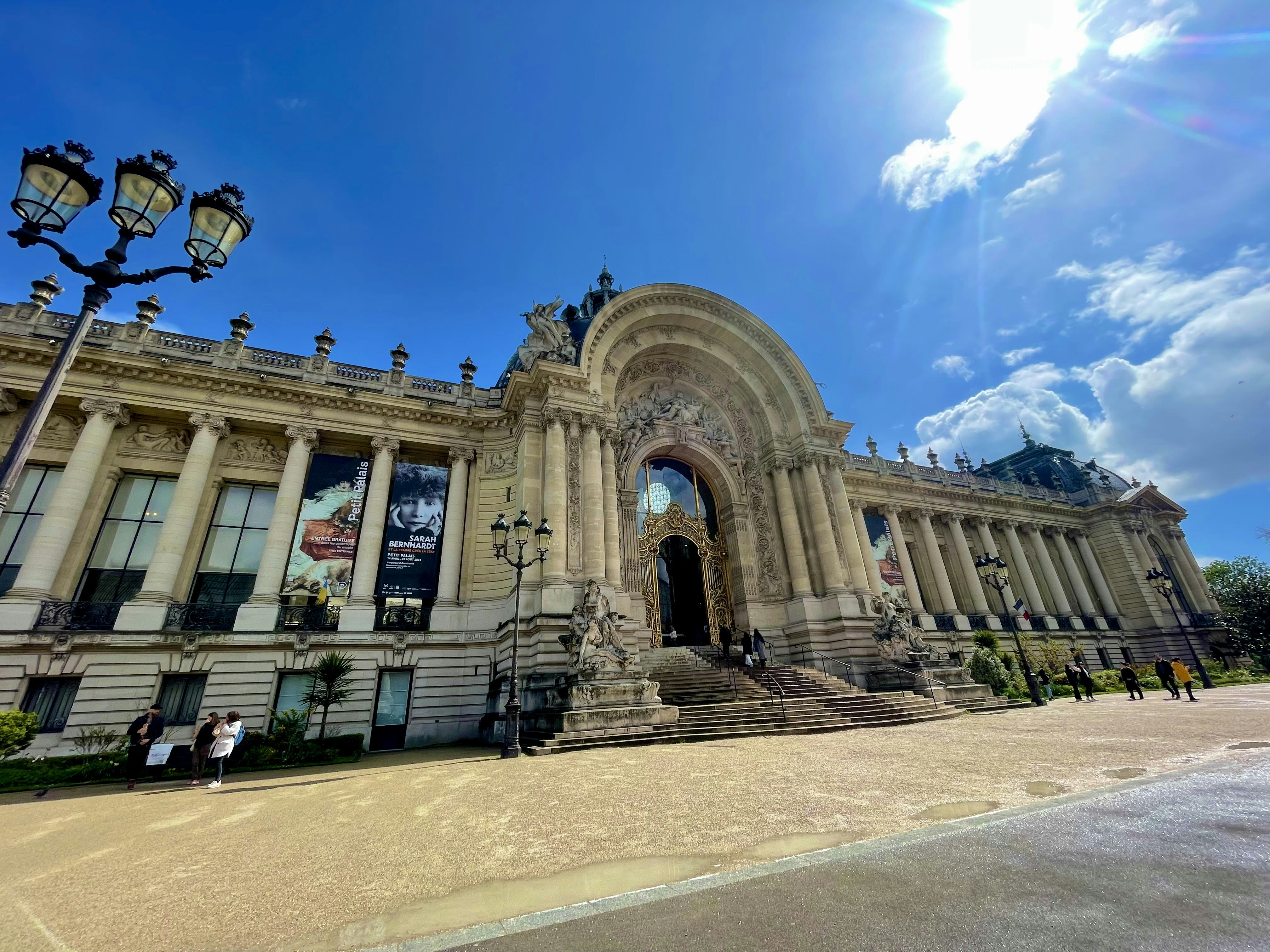a large building with a lot of windows on it