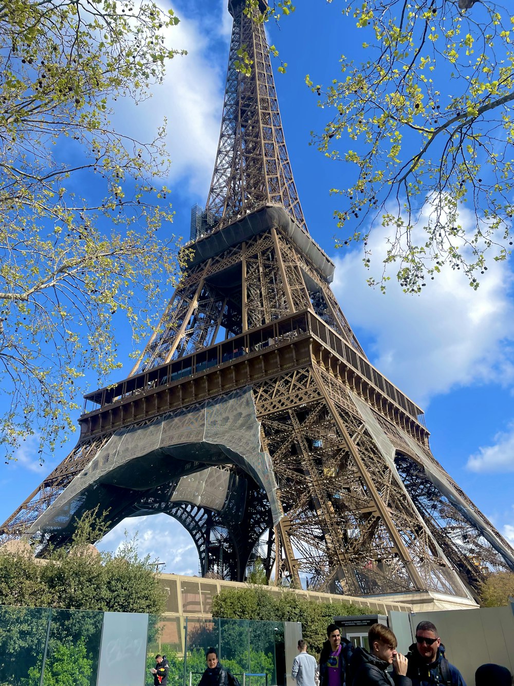 Um grupo de pessoas em frente à Torre Eiffel