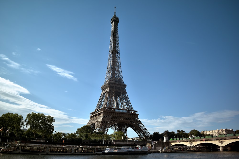 A Torre Eiffel elevando-se sobre a cidade de Paris