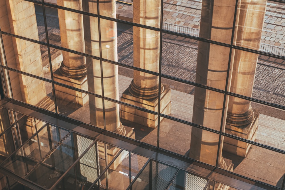 Una vista de un edificio a través de una ventana de vidrio