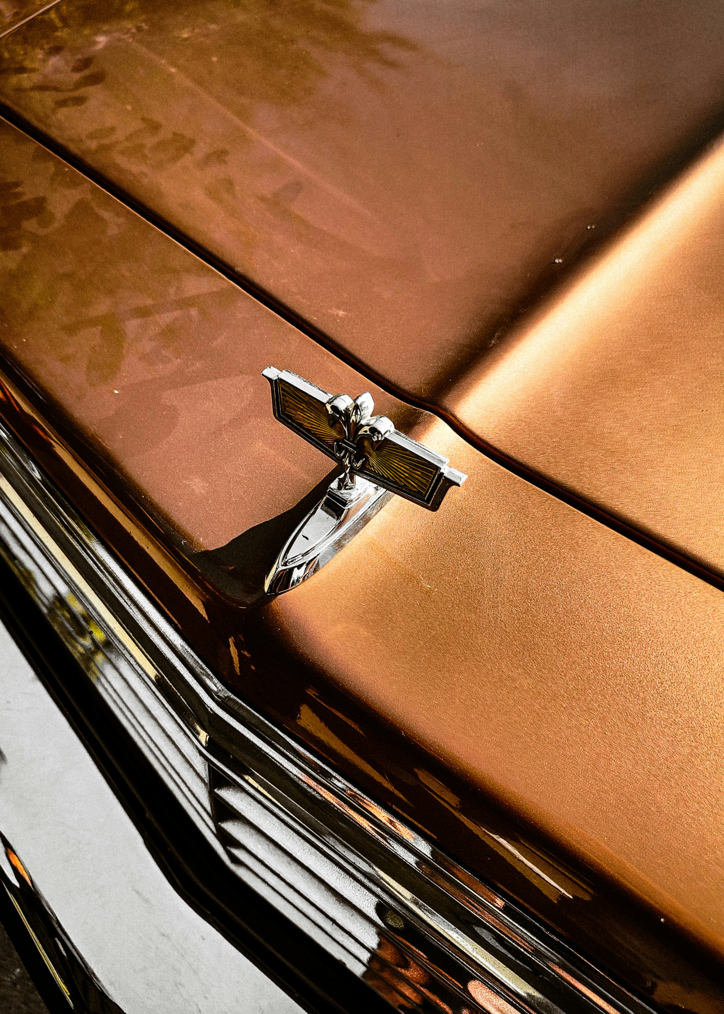 Un primer plano del adorno del capó de un coche
