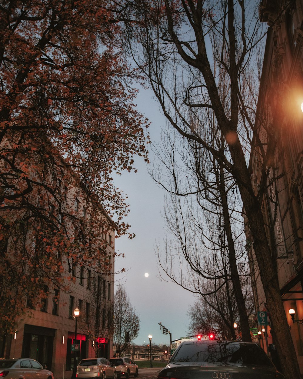 uma rua cheia de muito tráfego ao lado de edifícios altos